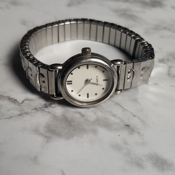 Vintage Stretch Heart Watch - Picture 1 of 6